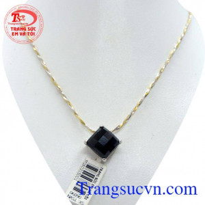 Bộ sản phẩm mặt dây đá đen đẹp phù hợp với những người mệnh Thủy và Mộc, xinh xắn, đẹp mắt. 