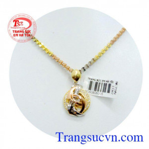 Bộ sản phẩm trang sức vàng cho nữ giới là bộ sản phẩm được kết hợp giữa mặt dây vàng 18k và dây chuyền 18k.