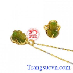 Sản phẩm là bộ ba kết hợp giữa dây chuyền, nhẫn và mặt dây tỳ hưu bọc vàng bền đẹp, sang trọng và quý phái,Bộ trang sức tỳ hưu 14k phú quý