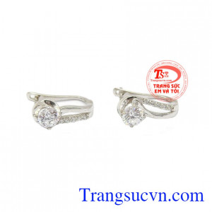 Bông tai chữ D 18k là sản phẩm được các bạn nữ yêu thích bởi kiểu dáng thời trang, sang trọng