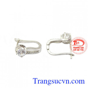 Bông tai chữ D 18k là món quà ý nghĩa dành tặng phái đẹp