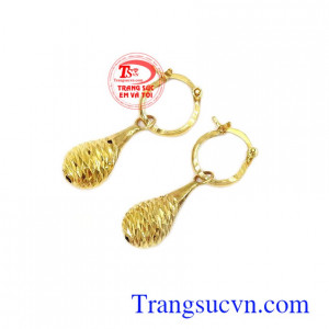 Bạn gái có khuôn mặt tròn thì nên chọn những mẫu hoa tai dáng dài thanh mảnh, khi đó khuôn mặt sẽ có đường nét mà thanh thoát hơn