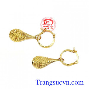 Với những có gái có khuôn mặt dài bạn nên chọn hoa tai dáng ngắn và có kích thước to một chút sẽ giúp khuôn mặt đầy đặn hơn Bông tai quý cô thanh lịch