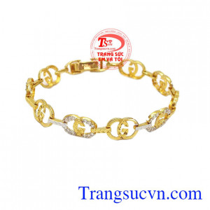 Chiếc lắc vàng đính đá là sản phẩm được phái nữ yêu thích với kiểu dáng trẻ trung, thời trang