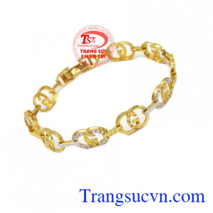 Chiếc lắc vàng đính đá là món quà ý nghĩa dành tặng các bạn nữ