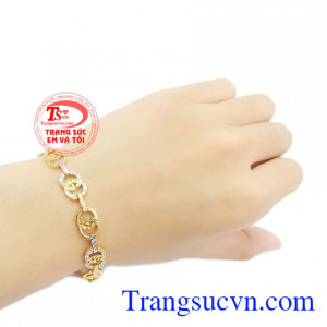 Chiếc lắc vàng đính đá là sản phẩm được phái nữ yêu thích với kiểu dáng trẻ trung, thời trang. Chiếc lắc vàng đính đá là món quà ý nghĩa dành tặng các bạn nữ. Chiếc lắc vàng đính đá vàng 10k, bảo hành 6 tháng, giao hàng nhanh trên toàn quốc.