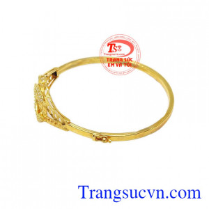 Chiếc vòng nữ tính vàng với kiểu dáng trẻ trung thu hút mang đến vẻ đẹp sang trọng, thanh lịch.