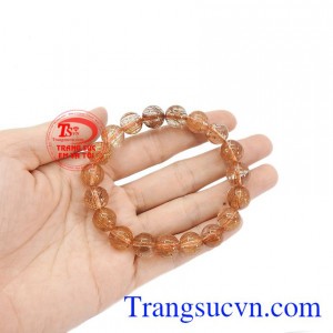 Chuỗi tay vừa mang ý nghĩa phong thủy, vừa giúp cho trang phục của bạn trở nên đặc biệt hơn.