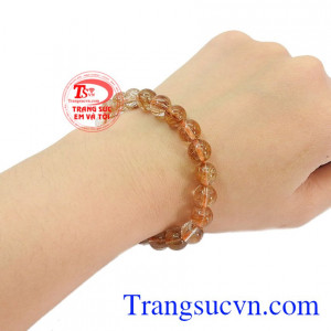 Thạch anh tóc thiên nhiên hợp phong thủy, thích hợp với nhiều trang phục.