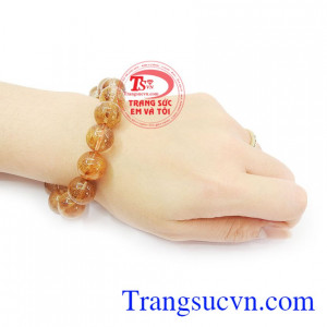 Chuỗi tay thạch anh tóc vàng phù hợp với người mệnh kim và mệnh thổ