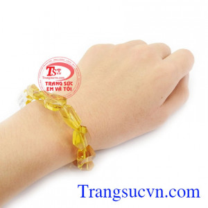 Đá amber hay đá hổ phách  phù hợp với người mệnh thổ và mệnh kim