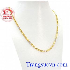 Dây chuyền ngày nay đã được nam giới sử dụng khá phổ biến để tăng thêm sự lịch lãm