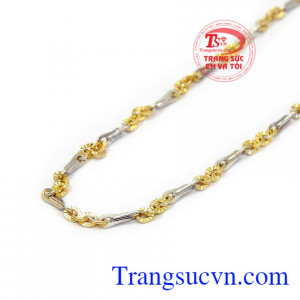 Dây chuyền có thể kết hợp thêm mặt dây để tăng thêm sự nổi bật cho sản phẩm. Dây chuyền Italy 3 màu may mắn