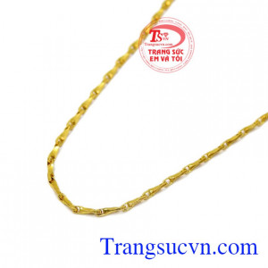 Dây chuyền nữ mắt vàng có thể kết hợp thêm mặt dây để tăng sự nổi bật