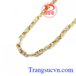 Sản phẩm có thể kết hợp cùng mặt dây,nhẫn nam vàng tây gắn đá quý