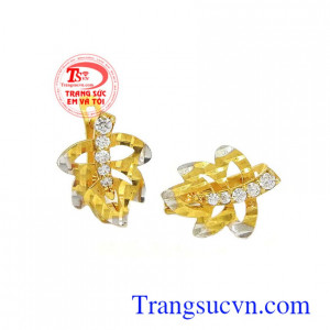 Hoa tai chiếc lá xinh là sản phẩm được các bạn nữ yêu thích, được chế tác đẹp xinh xắn