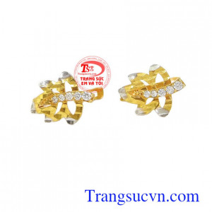 Hoa tai chiếc lá xinh tôn lên vẻ đẹp phái nữ