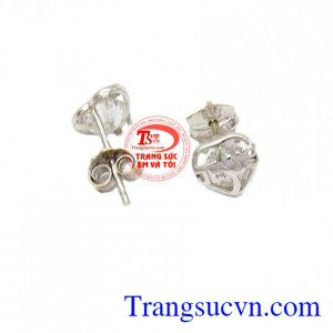Hoa tai trái tim vàng trắng 18k mang đến vẻ đẹp cho phái nữ.