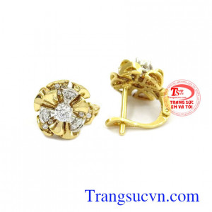 Hoa tai vàng 18k được các bạn nữ yêu thích