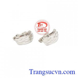 Hoa tai vàng 18k trắng là món quà ý nghĩa dành tặng bạn nữ