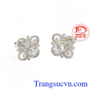 Hoa tai vàng trắng kim cương 18k là sản phẩm được các bạn nữ yêu thích.