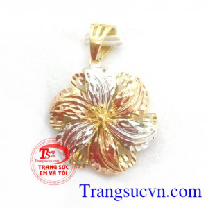 Mặt dây chuyền 18k Italy phù hợp nhiều loại dây chuyền khác nhau, mang lại phong cách riêng, là món quà tuyệt vời cho người yêu thương