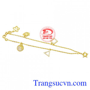 Lắc chân cá tính vàng 10k tạo điểm nhấn cho đôi chân của người phụ nữ.