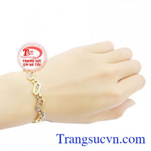 Lắc tay dành cho nữ sản phẩm đảo bảo chất lượng vàng, thiết kế và chế tác tinh tế, đường nét sáng bóng,bền đẹp, đeo lắc tay vàng tây hợp thời trang, khách hàng nhiều năm liền bình chọn.