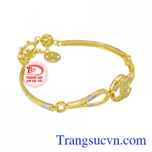 Sản phẩm có thể kết hợp với nhiều kiểu trung phục, là món quà ý nghĩa để dành tặng cho những người mình yêu thương