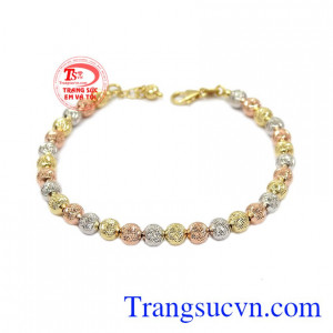 Lắc tay nữ 18k tinh tế được nhập khẩu từ Italy với những đường nét vô cùng tinh tế. 