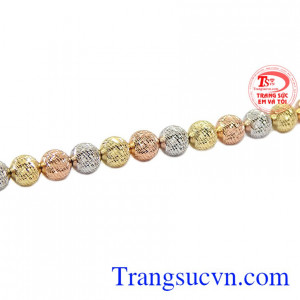 Sự kết hợp vàng màu, vàng trắng và vàng hồng giúp cho sản phẩm trở nên trẻ trung và năng động hơn. 