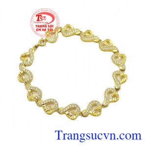 Lắc Tay Nữ Trái Tim Vàng là sản phẩm được thiết kế xinh xắn, kiểu dáng trẻ trung chắc chắn các bạn nữ đều yêu thích