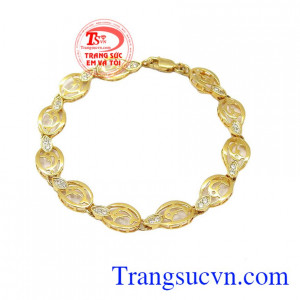 Lắc tay nữ vàng là sản phẩm trang sức xinh xắn được các bạn nữ yêu thích, sản phẩm được thiết kế hình cá heo đẹp