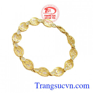 Lắc tay nữ vàng là sản phẩm trang sức xinh xắn được các bạn nữ yêu thích, sản phẩm được thiết kế hình cá heo đẹp