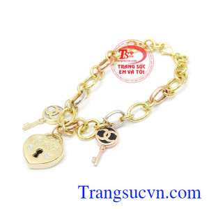 Công ty Trang sức Em và Tôi chuyên chế tác và nhận đặt hàng thiết kế lắc tay theo từng sở thích của mỗi khách hàng