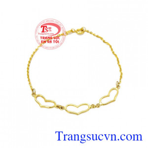 Lắc tay tình yêu gắn kết được chế tác từ vàng 10k, thiết kế tinh xảo, chất lượng đảm bảo