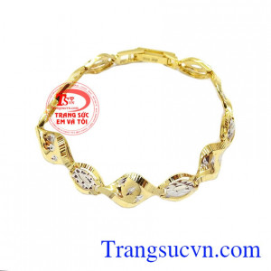 Lắc Vàng Tây 10k Cho Nữ Đẹp chế tác tinh xảo tạo nên một sản phẩm nữ trang hiện đại và trẻ trung giúp cho bạn gái thêm phần nữ tính và xinh đẹp