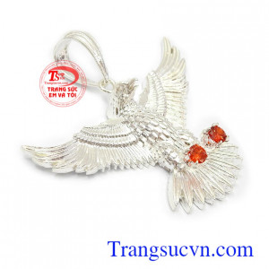 Mặt bạc nam đại bàng lớn phù hợp nhiều loại dây chuyền khác nhau, tôn lên nét sang trọng, đẳng cấp và cá tính cho phái mạnh