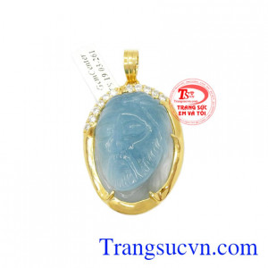 Mặt Chúa Aquamarine bọc vàng là sản phẩm hiện đang được nhiều người ưu chuộng và lựa chọn.