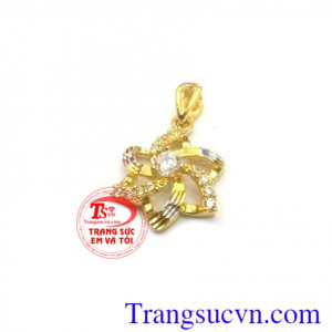 Mặt dây chóng chóng tình yêu dành cho nữ phù hợp đeo cùng dây chuyền vàng,mặt dây lấy ý tưởng từ chiếc chong chóng luôn luôn hướng về phía có gió và hòa cùng gió để quay tạo lên cung bậc tình yêu của gió