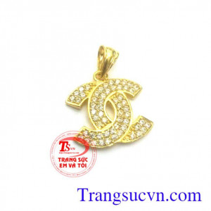 Mặt dây chuyền chữ vàng tây là món quà tặng tuyệt vời cho người yêu thương những dịp ý nghĩa.