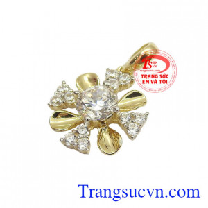 Mặt dây chuyền hoa vàng đẹp tôn vinh vẻ đẹp của phái nữ