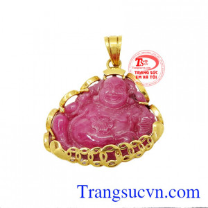 Mặt dây chuyền ruby được chế tác từ đá Ruby thiên nhiên chạm khắc hình Phật Di Lặc bọc vàng.