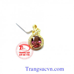 Mặt dây đá granat thiên nhiên quý phái, sang trọng.