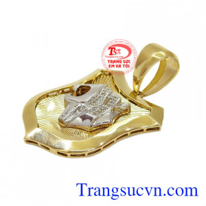 Sản phẩm có thể kết hợp với dây chuyền vàng.