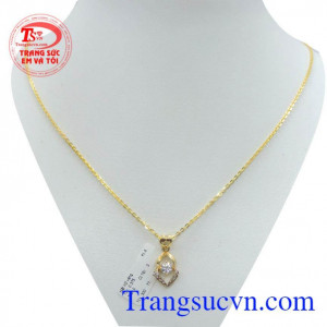 Mặt dây đính đá quý bộ sản phẩm gắn đá đẹp tôn lên vẻ trẻ trung cho người đeo.