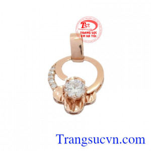 Mặt dây hoa Korea vàng 10k là sản phẩm được chế tác từ vàng hồng 10k.
