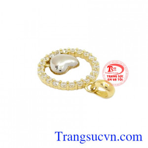 dễ dàng kết hợp với dây chuyền khác nhau, tạo nên dấu ấn riêng cho người đeo.