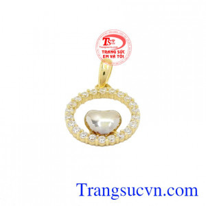 Mặt dây nữ vàng xinh xắn 10k là sản phẩm mặt dây đẹp được chế tác tinh tế, được nhập khẩu từ Hàn Quốc.