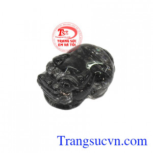 Tỳ hưu có miệng rộng, mông to, thích ăn vàng bạc châu báu nhưng lại không có hậu môn, nên chỉ ăn vào mà không nhả, do vậy tỳ hưu chiêu tài, giữ lộc